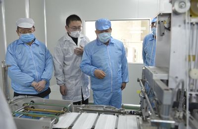 方偉調研醫護用品生產企業,強調要全力支援疫情防控物資供應