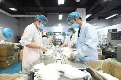 每天100萬只口罩從這里產(chǎn)出！探訪春節(jié)不停工的防護(hù)用品生產(chǎn)一線